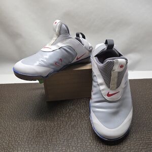 Nike Slip-On Golf Shoes in Light Gray with Pink Swoosh